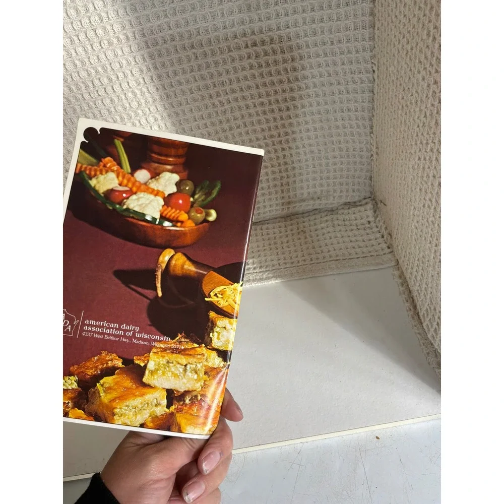 [Vintage] Unisex American Dairy Association Cheese Pleasers Cookbook OS Brown